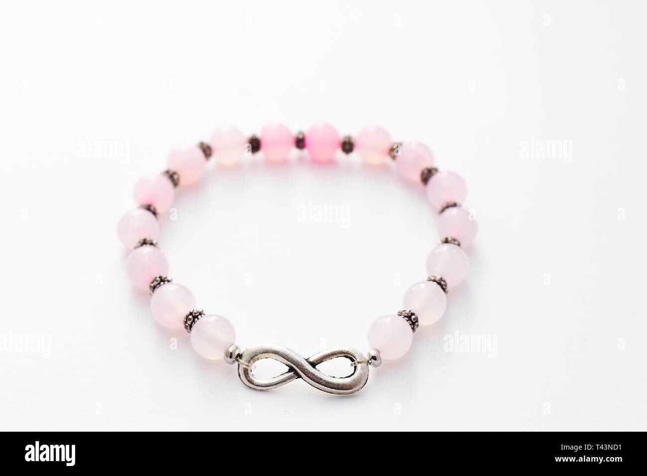 Belle Rose bracelet avec opales de l'infini, des bijoux, perles bracelet  sur fond blanc Photo Stock - Alamy