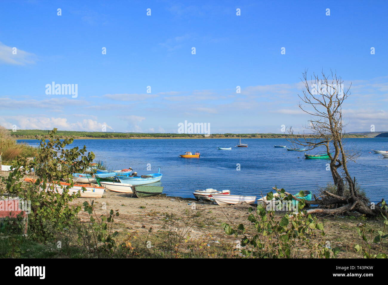 Les petits bateaux sur le lac, Terkos Lake, Istanbul, Turquie Banque D'Images