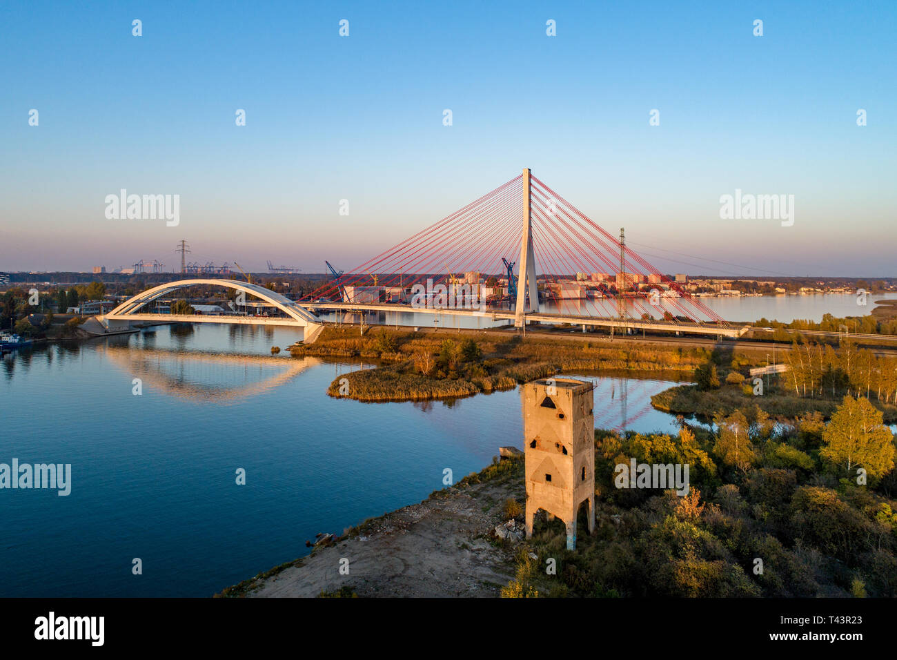 Gdansk, Pologne. Autoroute moderne pont à haubans de fer, pont suspendu au-dessus de la rivière Vistule morte et ancienne WieÅ¼a Bartosa Bartos (tour). V L'antenne Banque D'Images