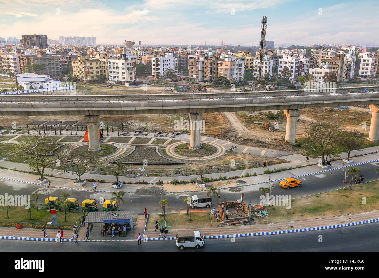 L'Inde cityscape vue aérienne avec route autoroute bâtiments résidentiels et commerciaux avec vue sur le pont et de circulation de la ville au coucher du soleil Banque D'Images