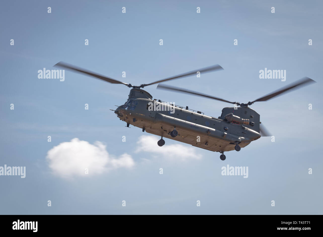 YEOVILTON, UK - 7 juillet 2018 : Un hélicoptère Chinook de la RAF en vol au dessus de l'aérodrome de RNAS Yeovilton dans le sud ouest de l'UK Banque D'Images