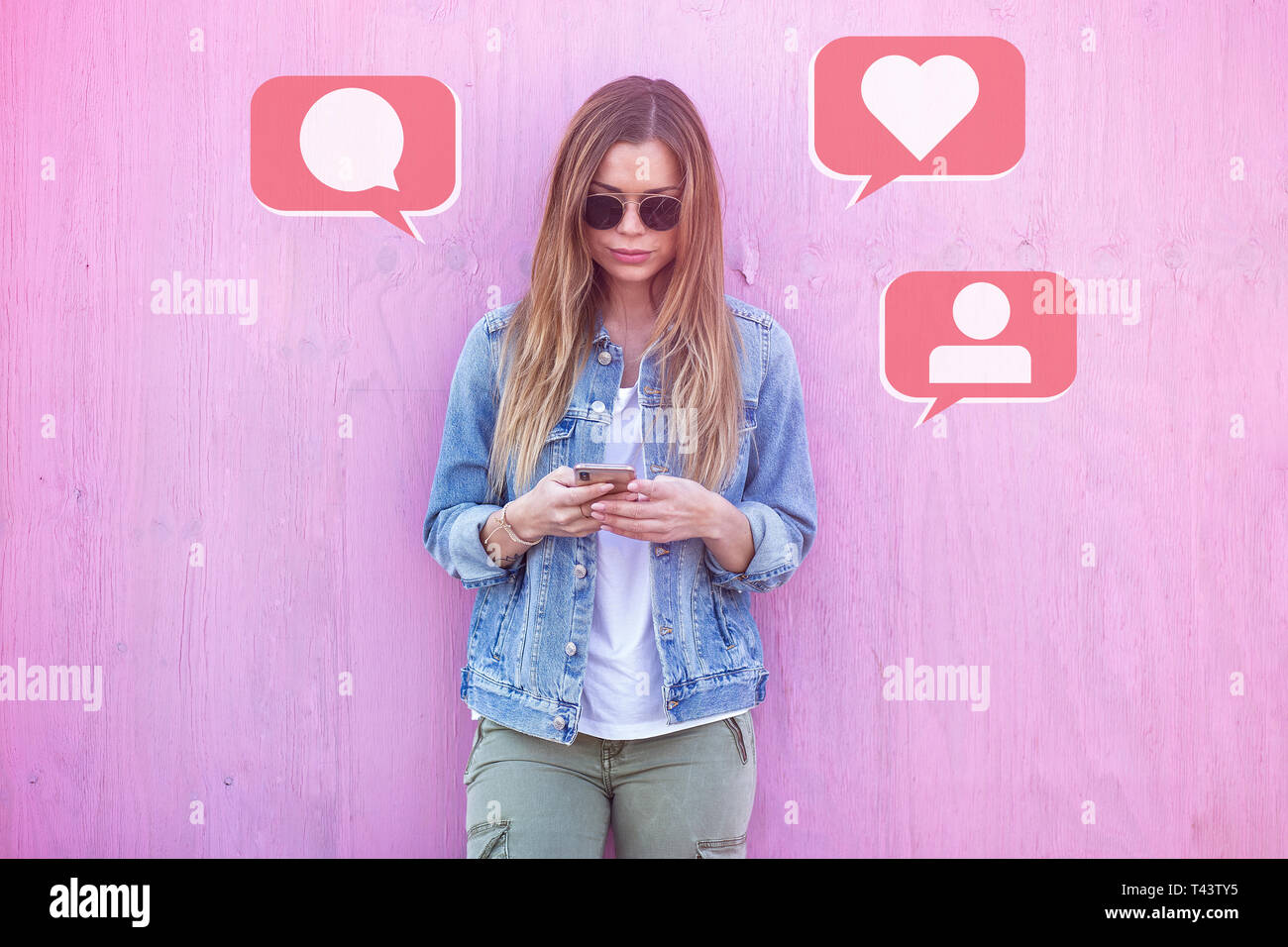 Jeunes adultes beauté Girl Using Smartphone sur Outdoor avec icônes de médias sociaux Banque D'Images