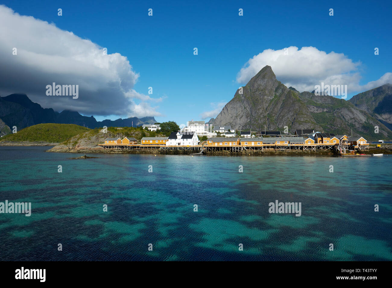 ( Sakrisøy Sakrisøya ) est une petite île et un village de pêche entre la Reine et dans la municipalité de Hamnøy Moskenes dans les Lofoten Norvège Nordland Banque D'Images