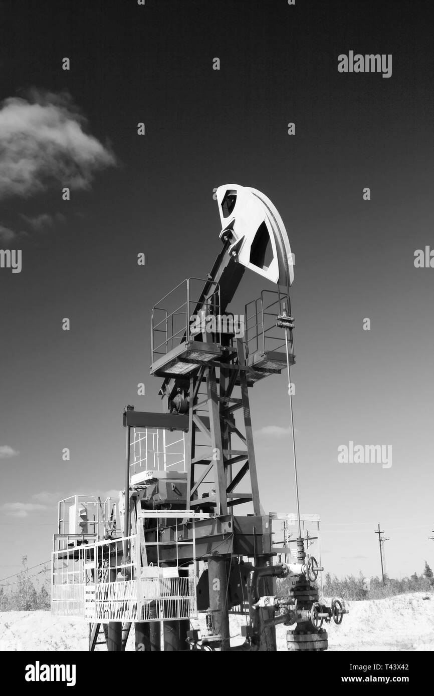 Industrie du pétrole et du gaz. De travail sur un champ de pétrole dans le désert. Photo en noir et blanc Banque D'Images