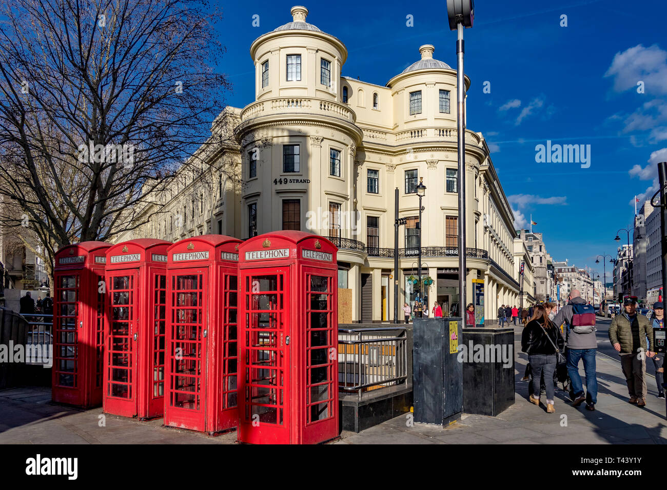 Une rangée de boîtiers téléphoniques publics rouges sur le Strand à la jonction avec Duncannon St, Londres, Royaume-Uni Banque D'Images
