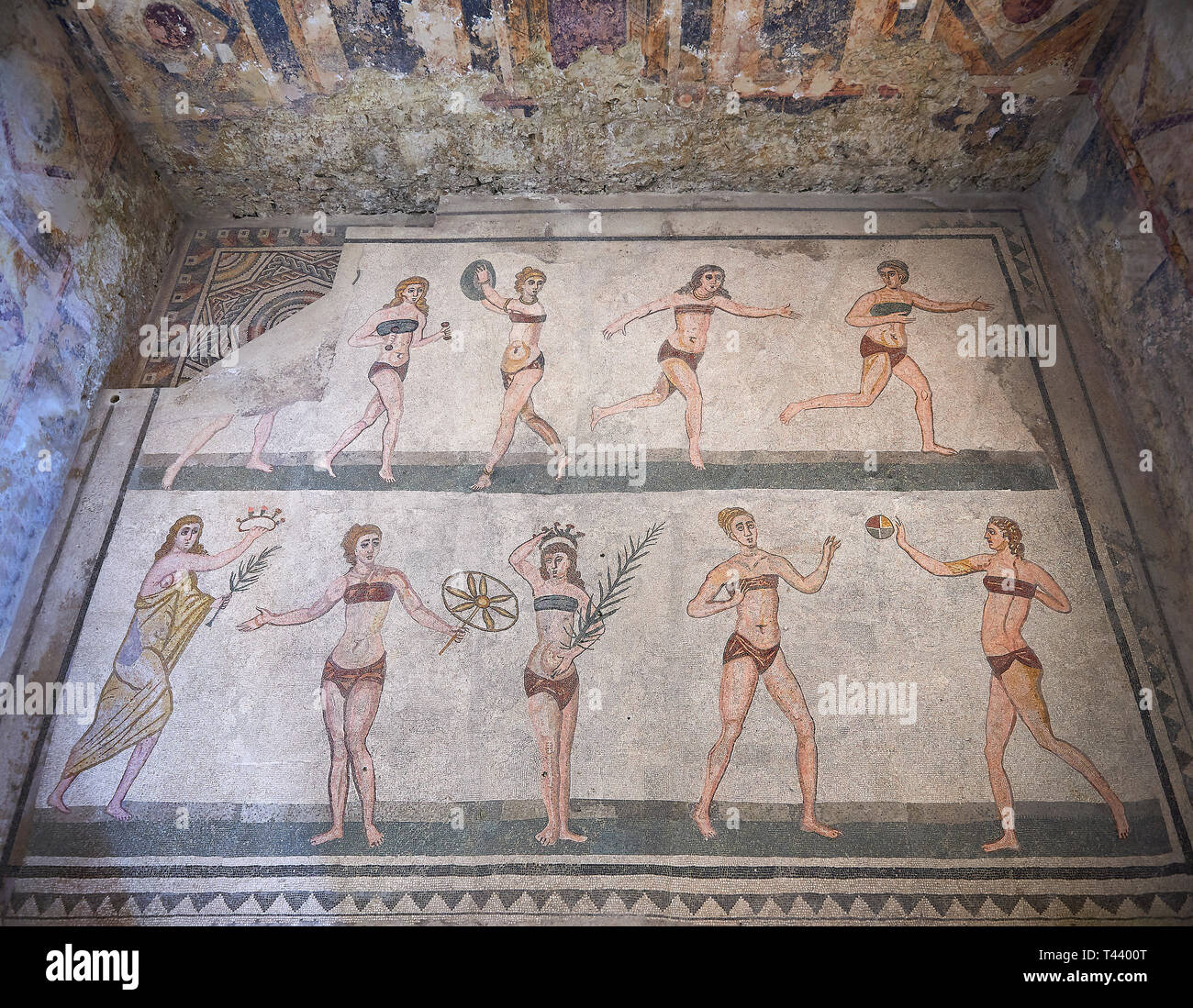 Détail de la mosaïque de la salle des dix filles Bikini, salle n° 30, de l'ambulatoire de la grande chasse, la salle n° 28, à la Villa Romana del Casale wh Banque D'Images