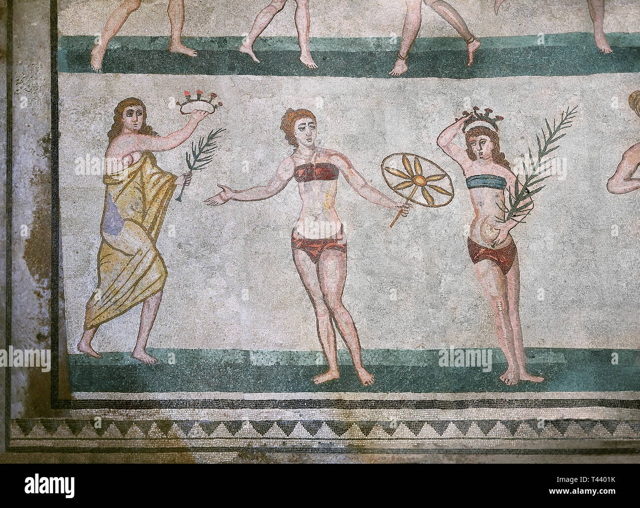 Détail de la mosaïque de la salle des dix filles Bikini, salle n° 30, de l'ambulatoire de la grande chasse, la salle n° 28, à la Villa Romana del Casale wh Banque D'Images