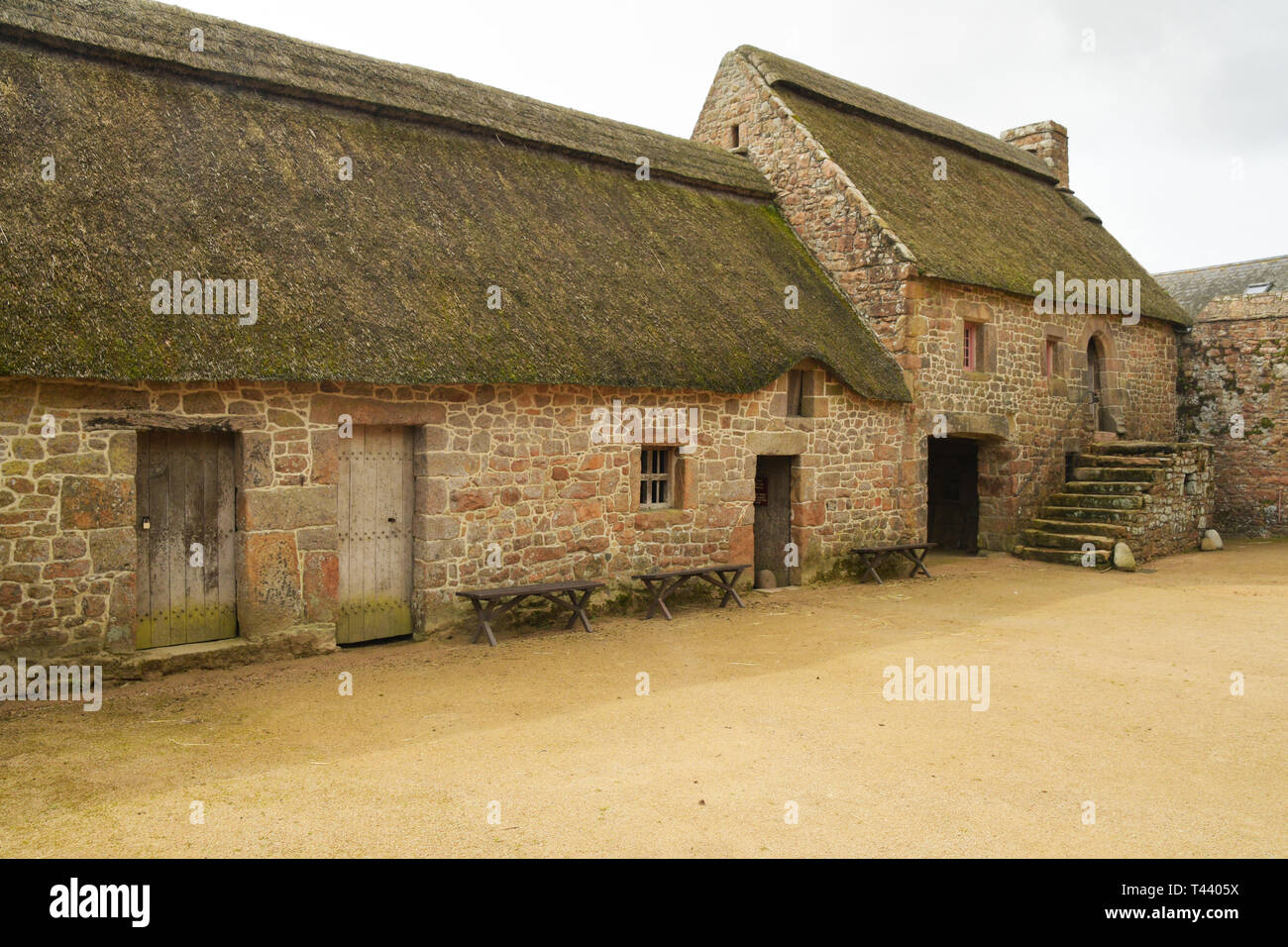 La construction de l'hôtel Hampton à Langlois complexe agricole est typique de la Bretagne médiévale de fermes avec le logement de la famille ci-dessus et de l'élevage et Banque D'Images