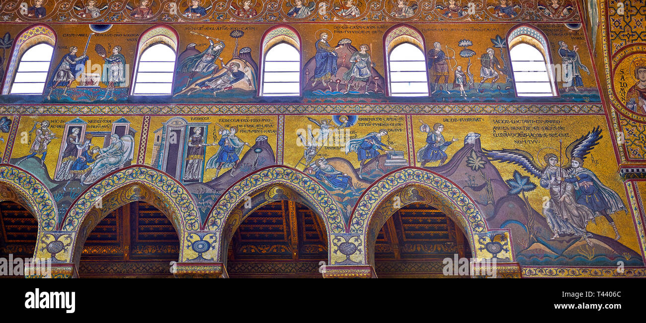 Mur nord de mosaïques représentant des scènes de la Bible dans l'Norman-Byzantine cathédrale médiévale de Monreale, province de Palerme, Sicile, Italie. Banque D'Images