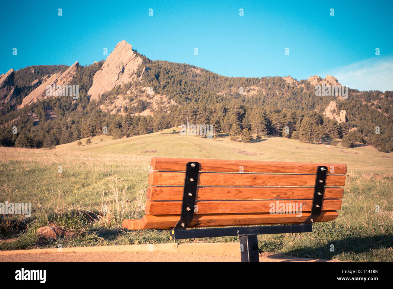 Parc à bois banc avec vue sur la Flatirons Boulder Colorado de Chautauqua Park Banque D'Images