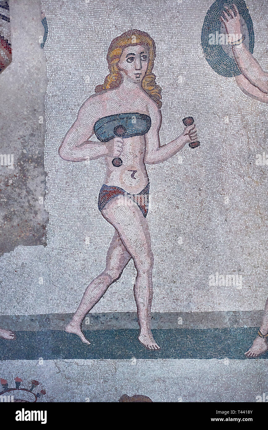Close up photo de la mosaïque romaine de la salle des dix filles Bikini illustrant les romaines dans une compétition sportive, la salle n° 30, à la Villa R Banque D'Images