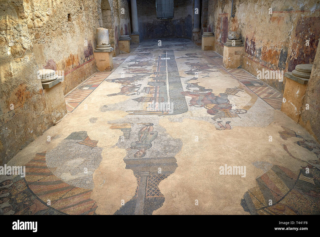 Grande photo de la mosaïque romaine de Circus Maximus de la palestre représentant une course de chars dans le Circus Maximus, la salle n° 15 à la Villa Romana Banque D'Images