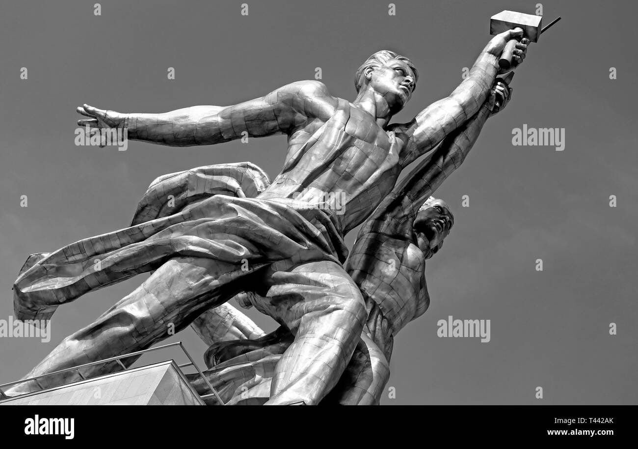 Travailleur et exploitation collective girl monument de photos en noir et blanc dans la ville Moscou Banque D'Images