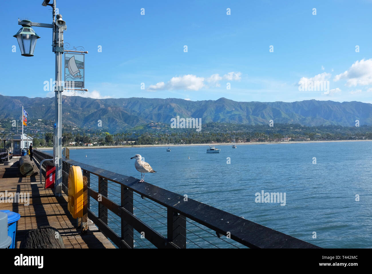 SANTA BARBARA, CALIFORNIE - 12 avril 2019 : Stearns Wharf avec une mouette, le littoral et les montagnes de Santa Ynez en arrière-plan. Banque D'Images