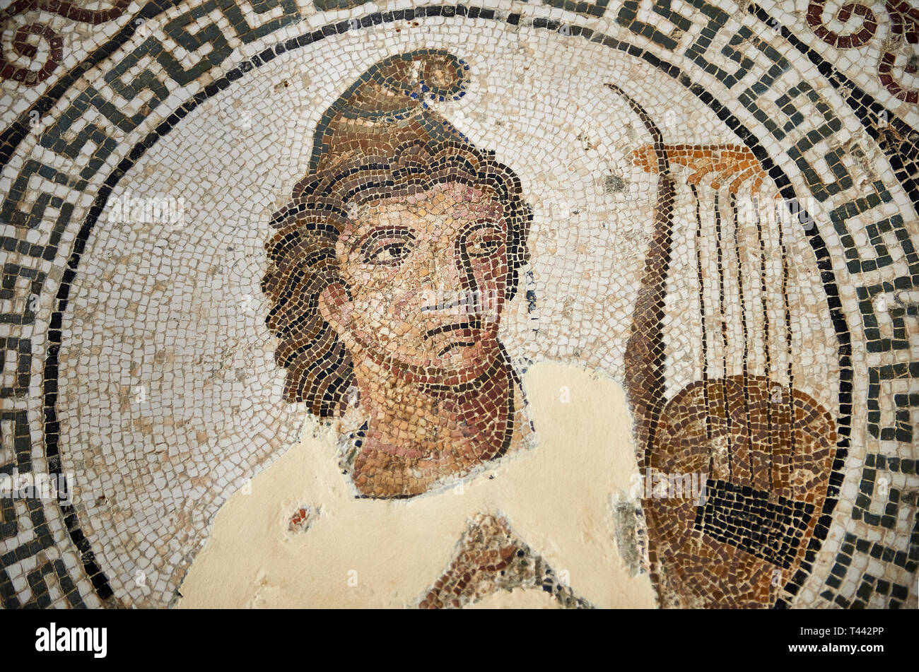 Photo d'une mosaïque romaine représentant Orphée design, dieu de la musique, jouant de sa lyre, à partir de l'ancienne ville romaine de Thysdrus, Bir Zid domaine. 2e siècle Banque D'Images