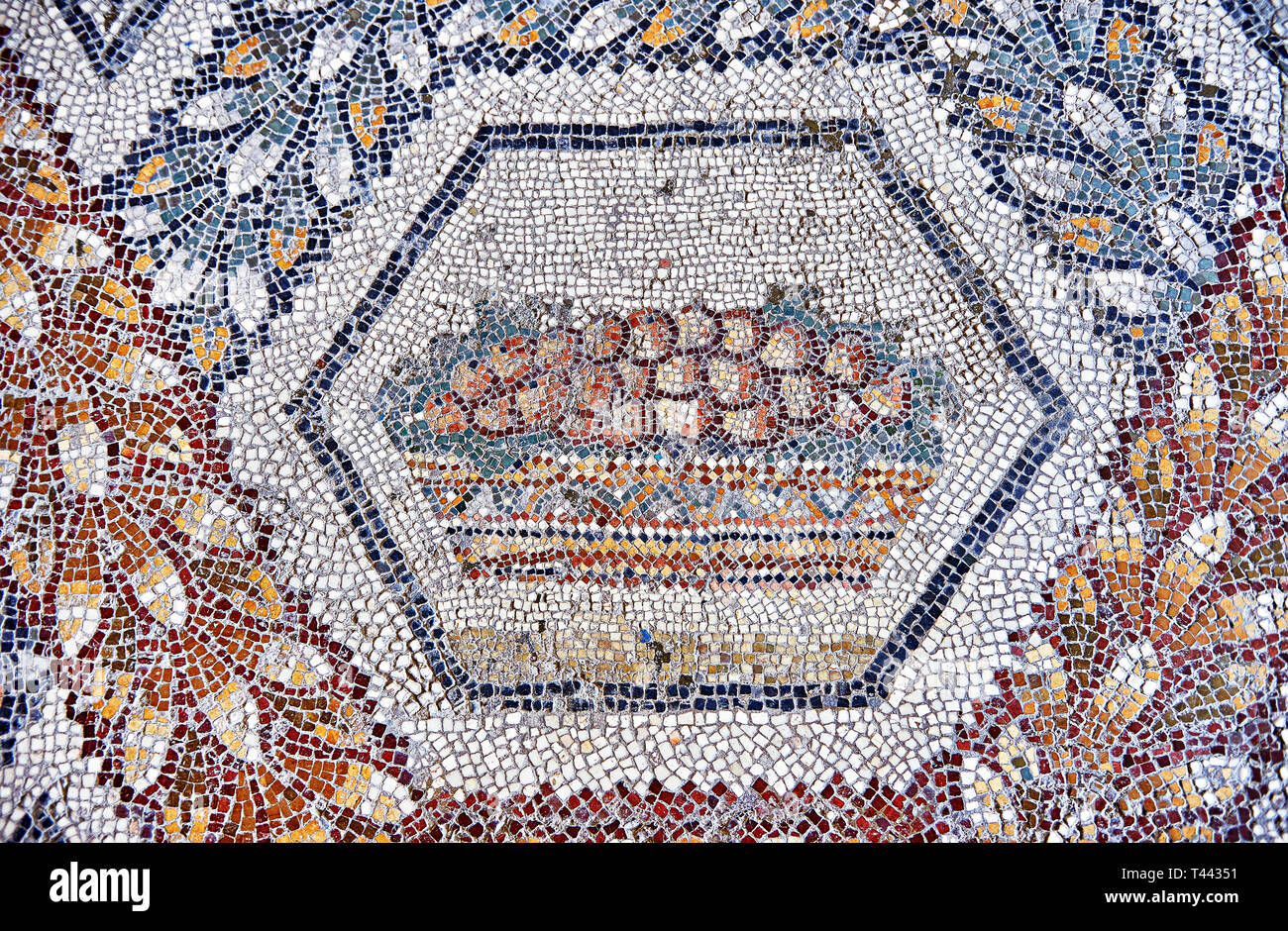 3e siècle mosaïque romaine de bord de fruits dans un panier de Thugga, en Tunisie. Le Musée du Bardo, Tunis, Tunisie. Banque D'Images