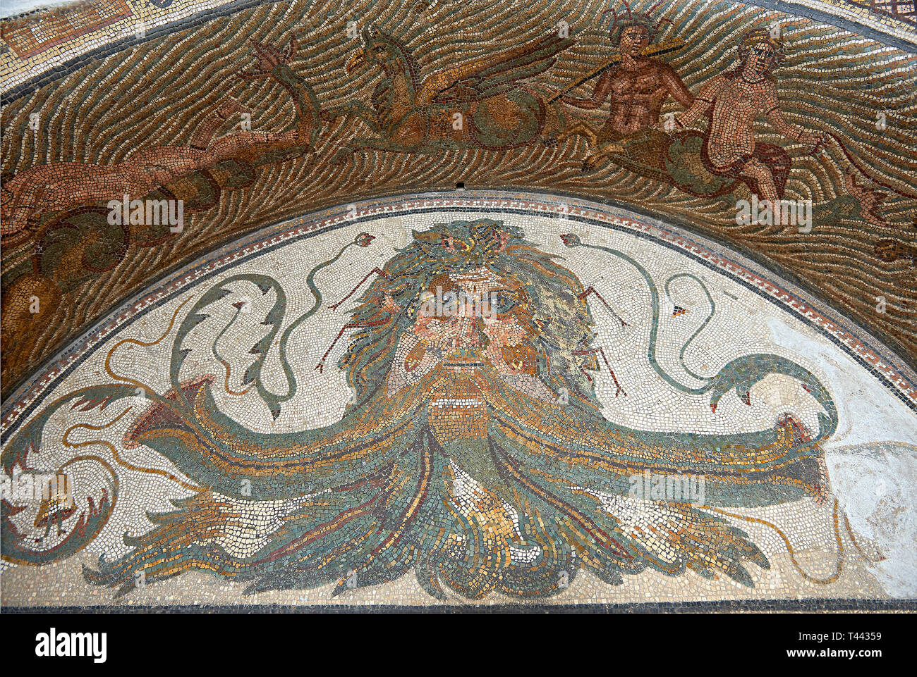 3e siècle mosaïque romaine bassin eau mosaïque représentant la tête de Neptune entouré par la mer des monstres et Nereids (nymphes), et Xenia qui étaient gif Banque D'Images