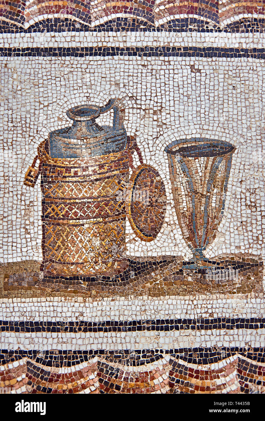 3e siècle mosaïque romaine l'inscription d'un flacon de vin & cup. Thysdrus (El Jem), Tunisie. Le Musée du Bardo, Tunis, Tunisie. Banque D'Images