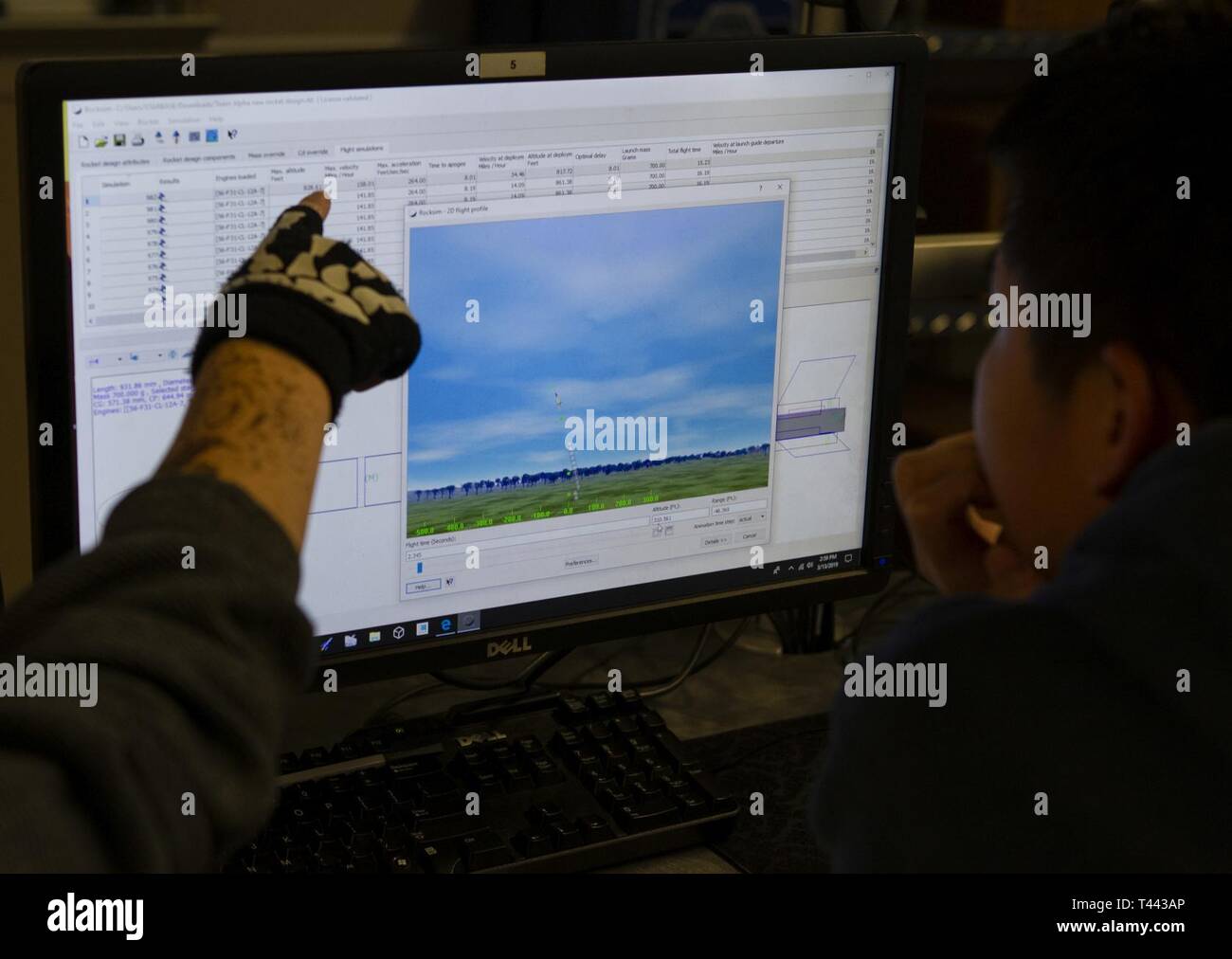 Élève de sixième année Timothy Louie, 11, de Fullerton, droite, et septième année Emily Rodeghiero, 13, de la Habra, gauche, évaluer la performance des changements à leur conception à l'aide de fusée dans le logiciel de simulation informatique Laboratoire de conception assistée par ordinateur, le 13 mars 2019, à STARBASE à Los Alamitos Joint Forces Training Base, Los Alamitos, en Californie. Les étudiants font partie de l'équipe d'astromodelisme site STARBASE qui est en compétition dans l'Équipe Nord Rocketry Challenge (CARC) Concurrence avec l'espoir de le rendre à la volée en mai. STARBASE Los Alamitos, qui est situé sur la base, est l'un des deux DoD STARB Banque D'Images