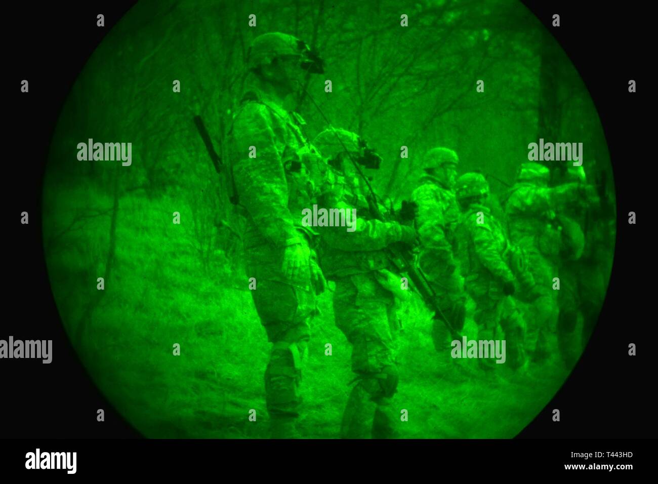 Le colonel de l'armée américaine James Bartholomees III, commandant de la 173e Brigade aéroportée parachutiste, commande et le Sgt. Le major Felicia D. Rodriguez, commande le Sgt. Le major du 173e Bataillon de soutien de la Brigade, 173e Brigade aéroportée, observer la zone pendant un exercice de tir réel dans le cadre du Lipizzan V à Pocek Postonja en gamme, Slovénie, 13 mars 2019. Lipizzan est une combinaison d'exercice de formation de niveau d'exécution en préparation de l'évaluation de peloton, et de valider les procédures de déploiement au niveau du bataillon. La 173e Brigade aéroportée de l'armée américaine est la force de réaction d'urgence en Europe, capables de projeter des prêts d'étude Banque D'Images