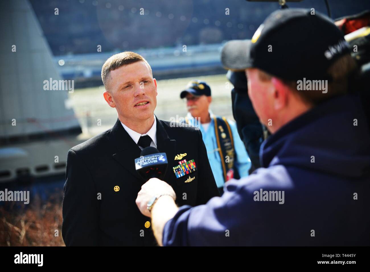 PITTSBURGH, Pennsylvanie (Mar. 14, 2019) commandant de la sous-classe de Los Angeles, sous-marin d'attaque rapide USS Pittsburgh (SSN 720), le cmdr. Jason Deichler, de Scott Township, Pa., parle avec un journaliste de Pittsburgh's Action News 4 à l'USS Requin (SS 481), amarré au Carnegie Science Center. L'équipage de Pittsburgh participent à divers événements autour de Pittsburgh pour sensibiliser à la mission de la Marine américaine. Les sous-marins d'attaque rapide sont conçues pour rechercher et détruire les sous-marins ennemis et des navires de surface ; la livraison de missiles et d'opérations spéciales à terre ; conduite Banque D'Images