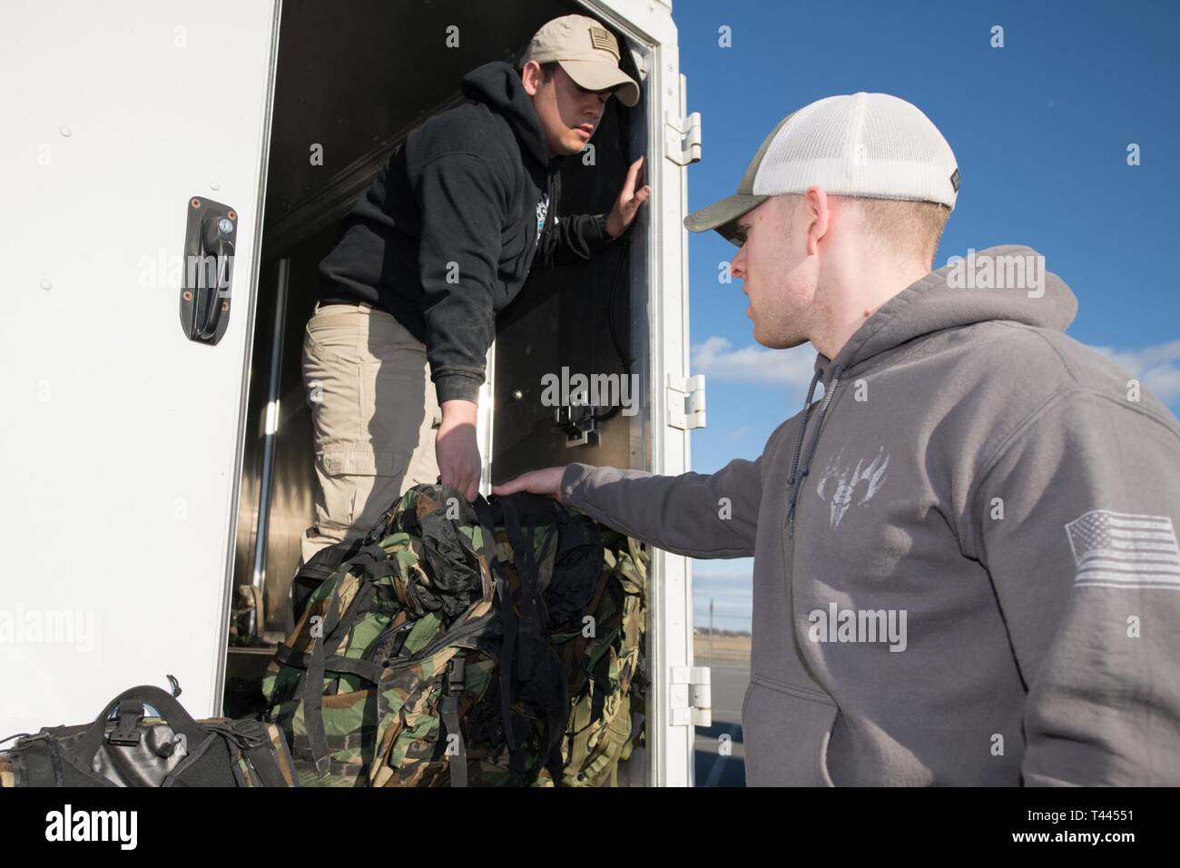Le s.. Brandon Soto, 436e Escadron des Forces de sécurité de chien de travail militaire, les mains hors de sacs à dos pour les participants de la 20e Conférence annuelle de Ruck Chosin sur mars 16 mars 2019, au Musée de l'Air Mobility Command sur la base aérienne de Dover, Delaware coureurs ont participé ou marché le cours l'exécution de sacs à dos avec des poids. Banque D'Images Le s.. Brandon Soto, 436e Escadron des Forces de sécurité de chien de travail militaire, les mains hors de sacs à dos pour les participants de la 20e Conférence annuelle de Ruck Chosin sur mars 16 mars 2019, au Musée de l'Air Mobility Command sur la base aérienne de Dover, Delaware coureurs ont participé ou marché le cours l'exécution de sacs à dos avec des poids. Banque D'Images