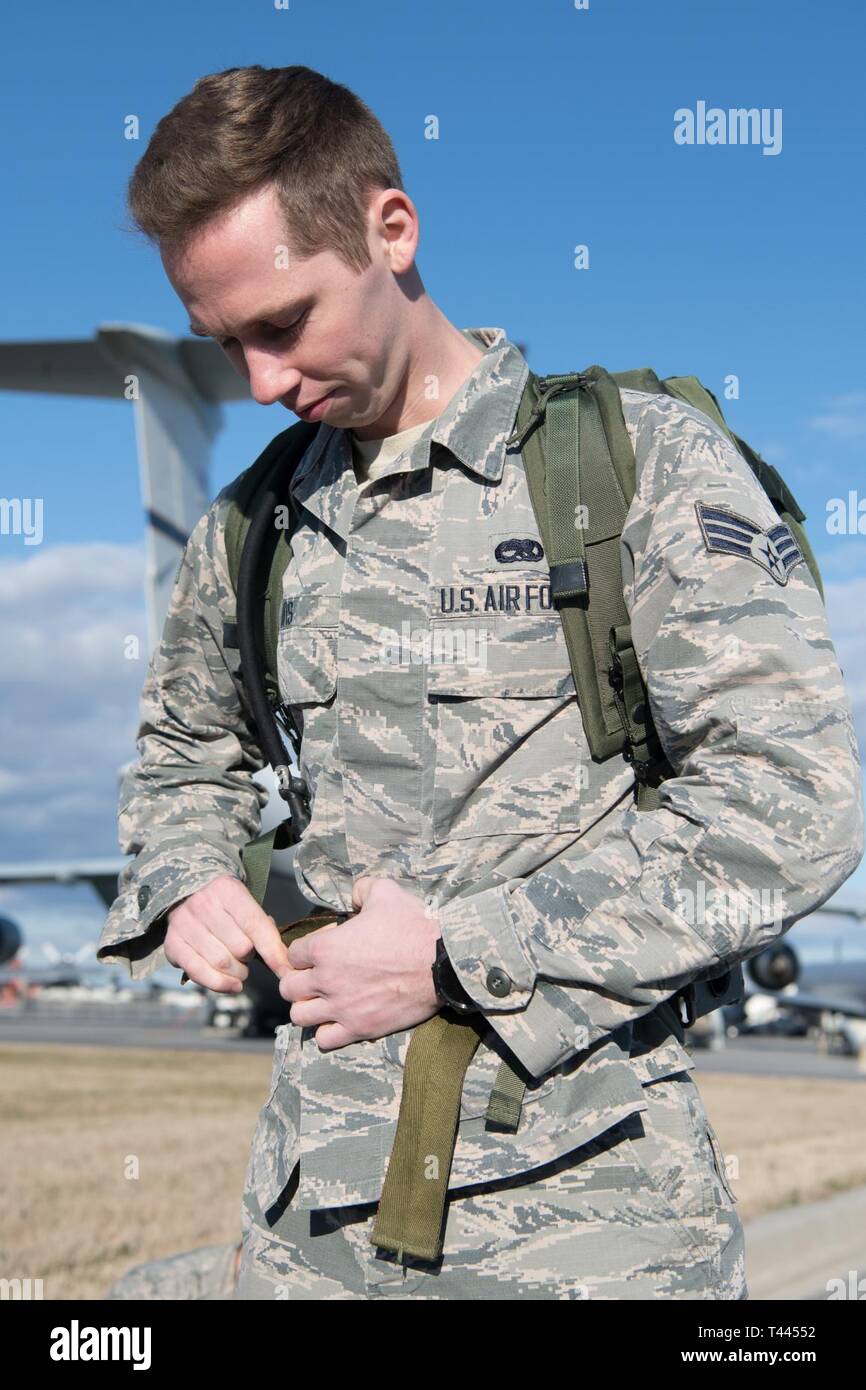 Airman Senior Brody Davis, 436e Escadron de maintenance des aéronefs battant, chef de l'équipe fixe la sangle de ceinture de son sac à dos avant de la 20e assemblée annuelle Mars Ruck Chosin le 16 mars 2019, au Musée de l'Air Mobility Command sur la base aérienne de Dover, Delaware Chaque participant a couru ou parcouru les 6,7 km de long cours portant un sac à dos pesant au moins 30 livres. Banque D'Images Airman Senior Brody Davis, 436e Escadron de maintenance des aéronefs battant, chef de l'équipe fixe la sangle de ceinture de son sac à dos avant de la 20e assemblée annuelle Mars Ruck Chosin le 16 mars 2019, au Musée de l'Air Mobility Command sur la base aérienne de Dover, Delaware Chaque participant a couru ou parcouru les 6,7 km de long cours portant un sac à dos pesant au moins 30 livres. Banque D'Images