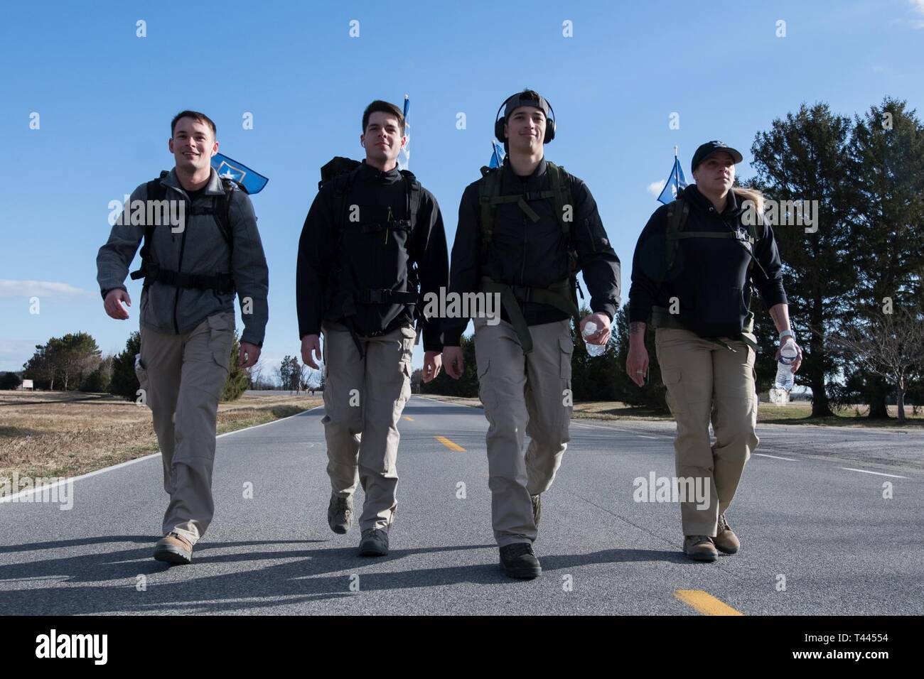 Un groupe d'aviateurs du 436e Escadron des Forces de sécurité à pied à la 20e assemblée annuelle Mars Ruck Chosin le 16 mars 2019, au Musée de l'Air Mobility Command sur la base aérienne de Dover, Delaware participants avaient la possibilité de s'inscrire en tant que porteur individuel ou en équipes de quatre. Banque D'Images Un groupe d'aviateurs du 436e Escadron des Forces de sécurité à pied à la 20e assemblée annuelle Mars Ruck Chosin le 16 mars 2019, au Musée de l'Air Mobility Command sur la base aérienne de Dover, Delaware participants avaient la possibilité de s'inscrire en tant que porteur individuel ou en équipes de quatre. Banque D'Images