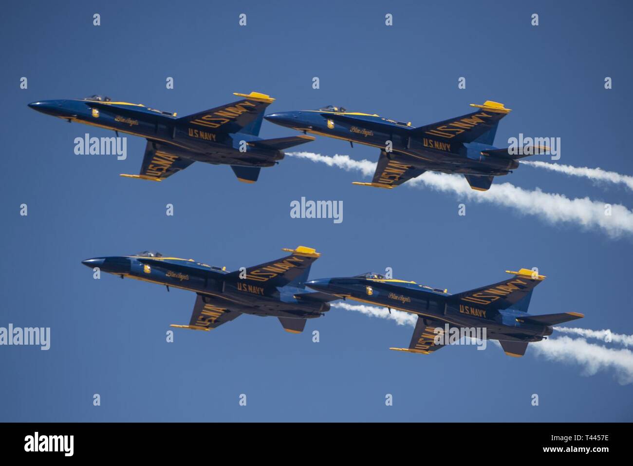 EL CENTRO, en Californie (16 mars 2019) l'Escadron de démonstration en vol de la Marine américaine, les Blue Angels, exécuter le "tonneau" manœuvre pause au cours d'une manifestation à l'Airshow à El Centro Naval Air Facility El Centro. L'équipe est prévue pour effectuer des démonstrations en vol 61 à 32 endroits au pays pour mettre en valeur la fierté et le professionnalisme de la US Navy et du Marine Corps pour le public américain en 2019. Banque D'Images