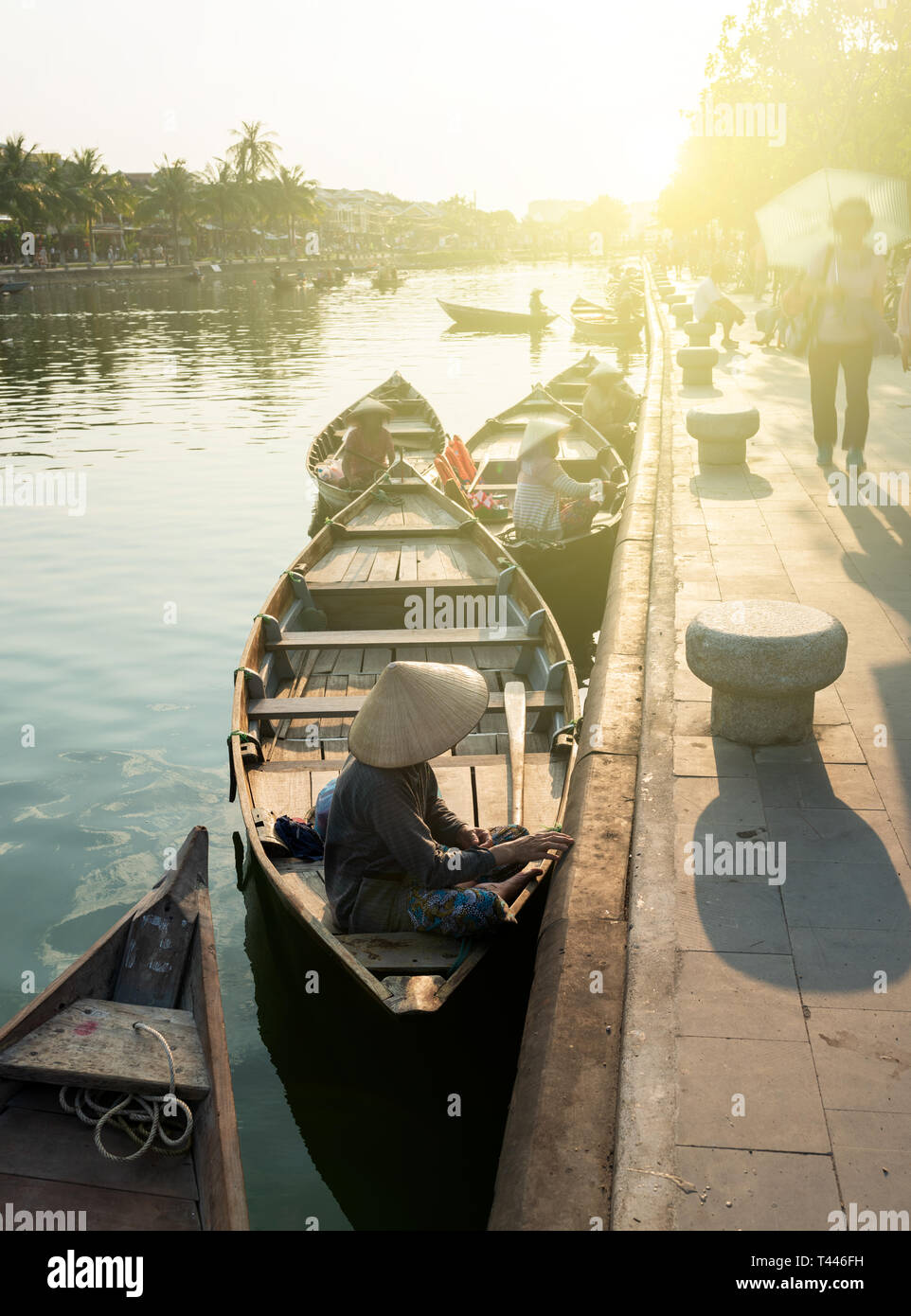 Des bateaux touristiques touristiques, dans la ville antique de Hoian, Vietnam coucher du soleil Banque D'Images
