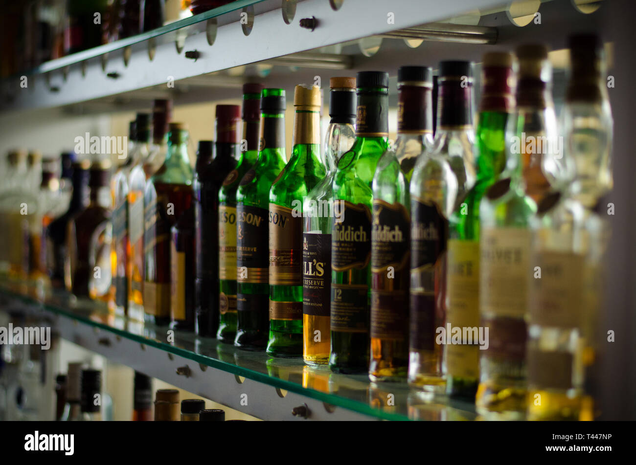 Plusieurs bouteilles de whisky sur une étagère derrière le comptoir du bar  Photo Stock - Alamy