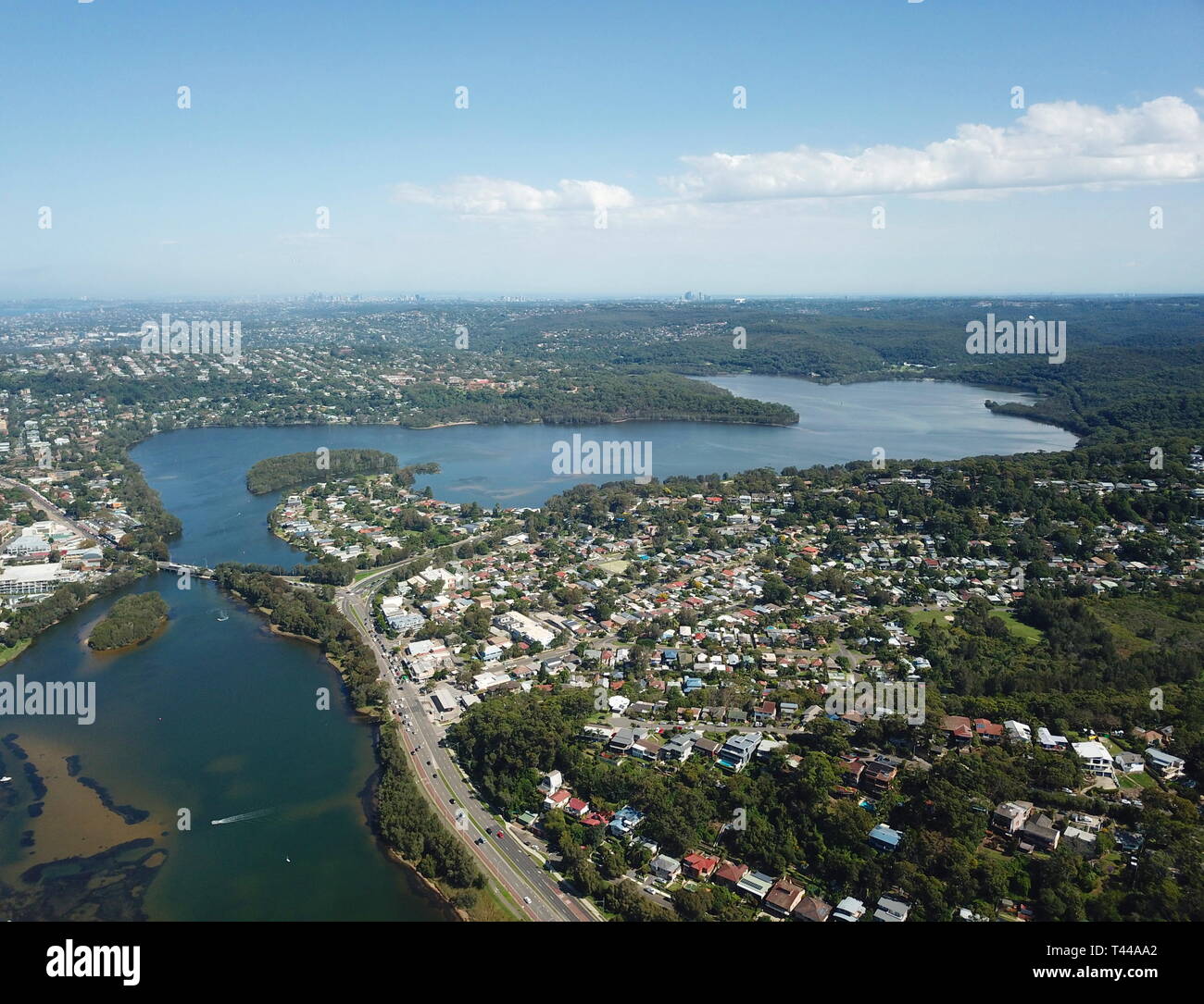 Vue aérienne du lac Narrabeen. Sydney CBD dans l'arrière-plan. Banque D'Images