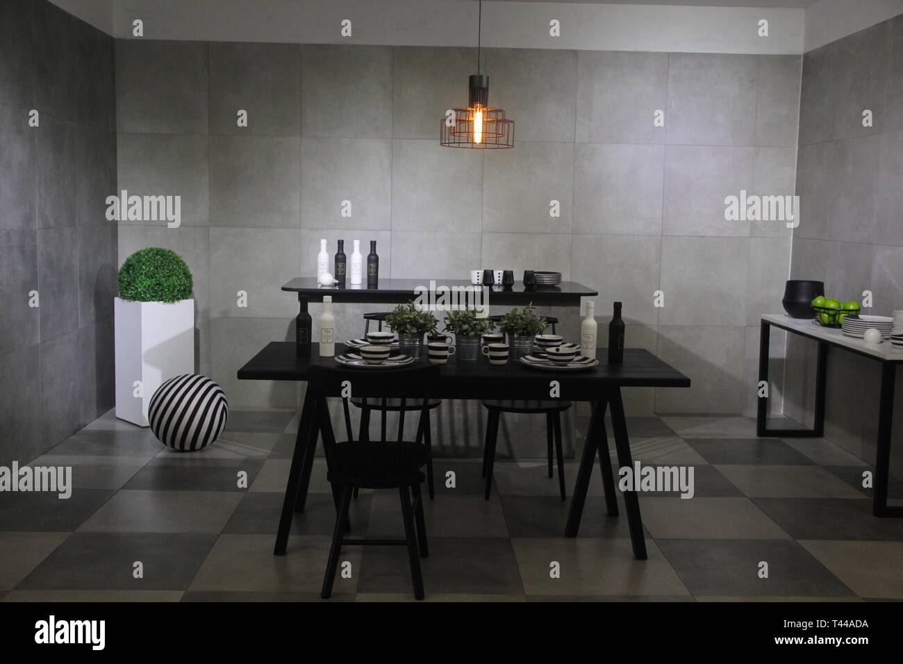 Intérieur salle à manger minimaliste ajoute à l'impression d'une maison  élégante Photo Stock - Alamy