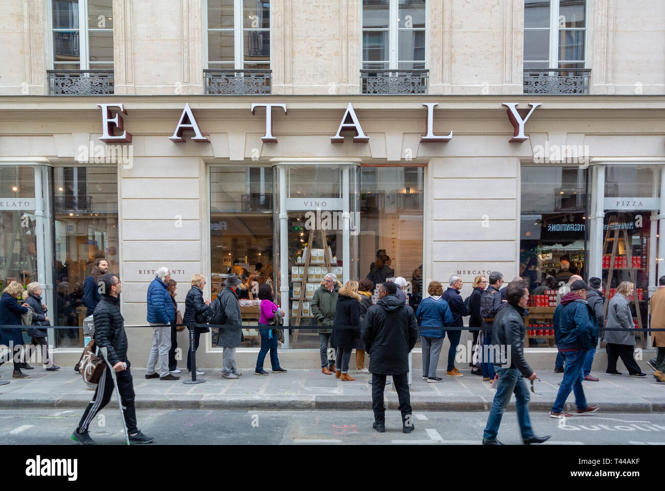 Les gens dans une ligne en attente d'une ouverture d'eataly, un grand food hall avec restaurants et magasins en 2019, Paris, France Banque D'Images