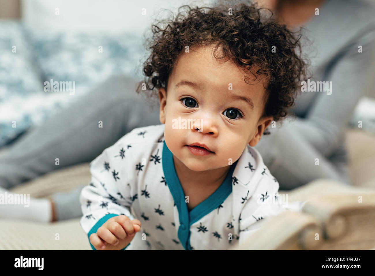 Portrait D Un Petit Garcon Aux Cheveux Boucles Ramper Sur Le Lit Photo Stock Alamy Portrait D Un Petit Garcon Aux Cheveux Boucles Ramper Sur Le Lit Photo Stock Alamy