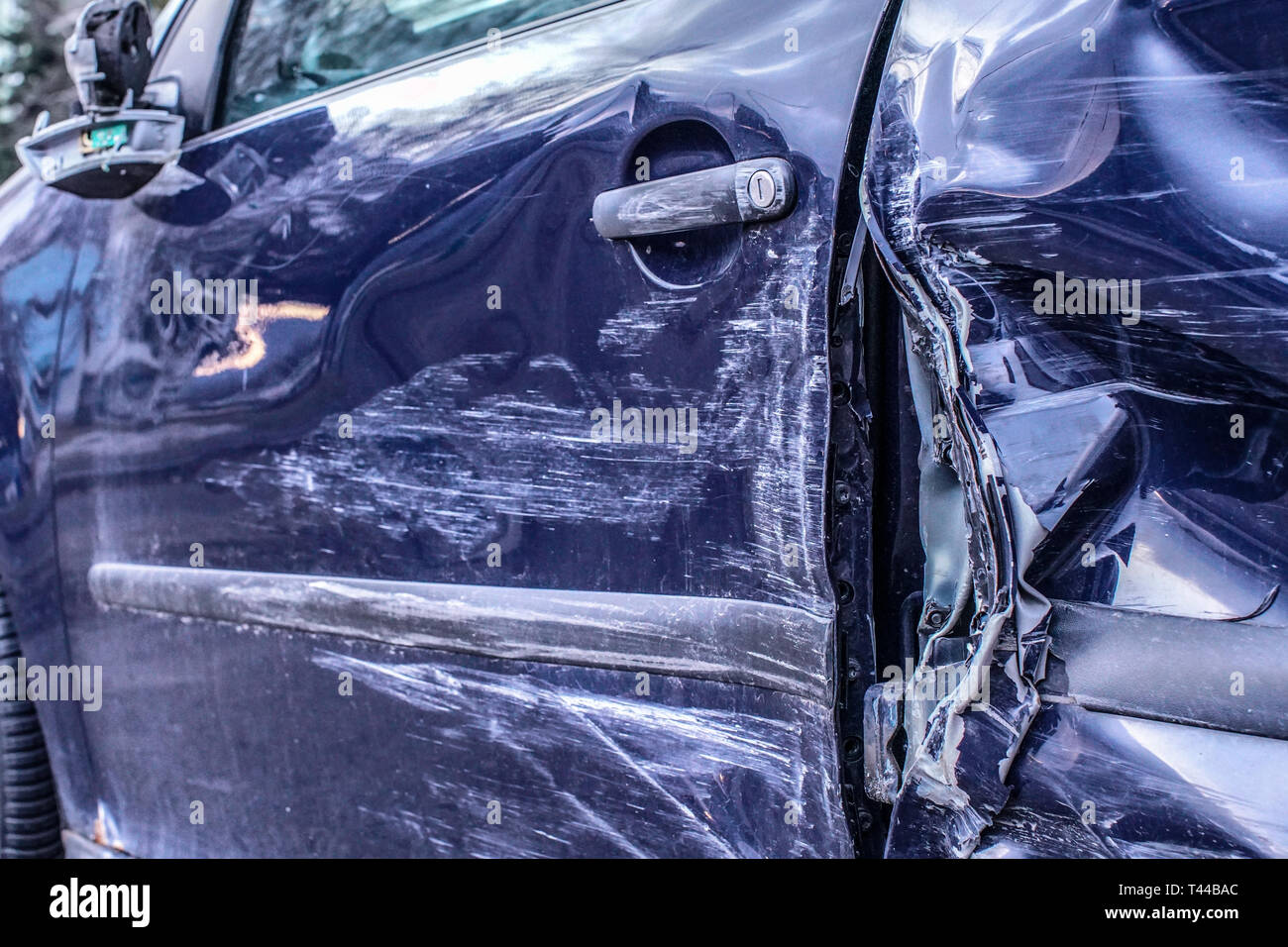 Détail de voiture après accident, des plaques de métal déformé après l'accident a frappé. Banque D'Images