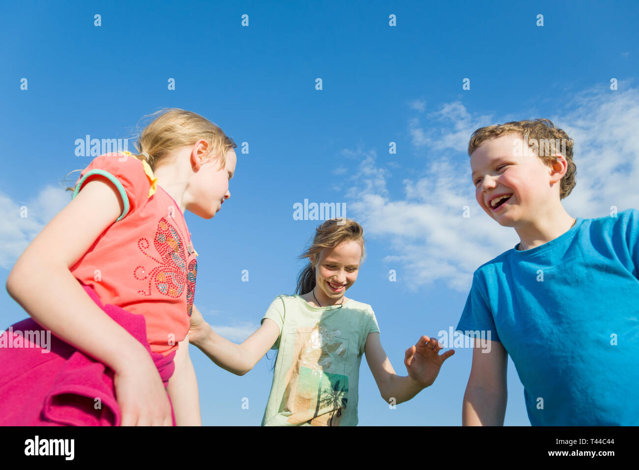 Les enfants jouent en plein air Banque D'Images