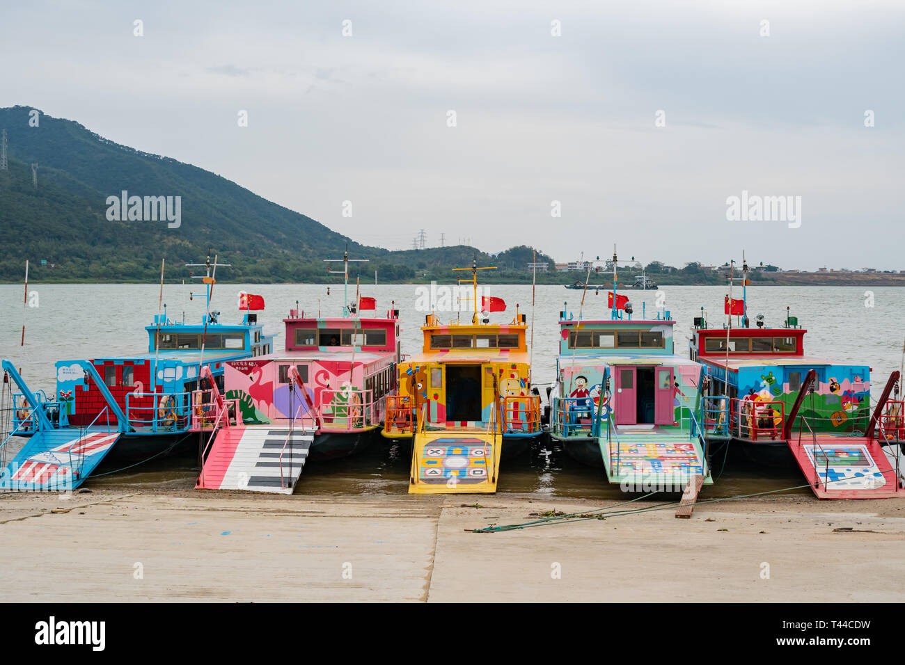 Zhaoqing, DEC 30 : Cinq navires colorés par la rivière Xijiang on DEC 30, 2018 à Zhaoqing, Chine Banque D'Images