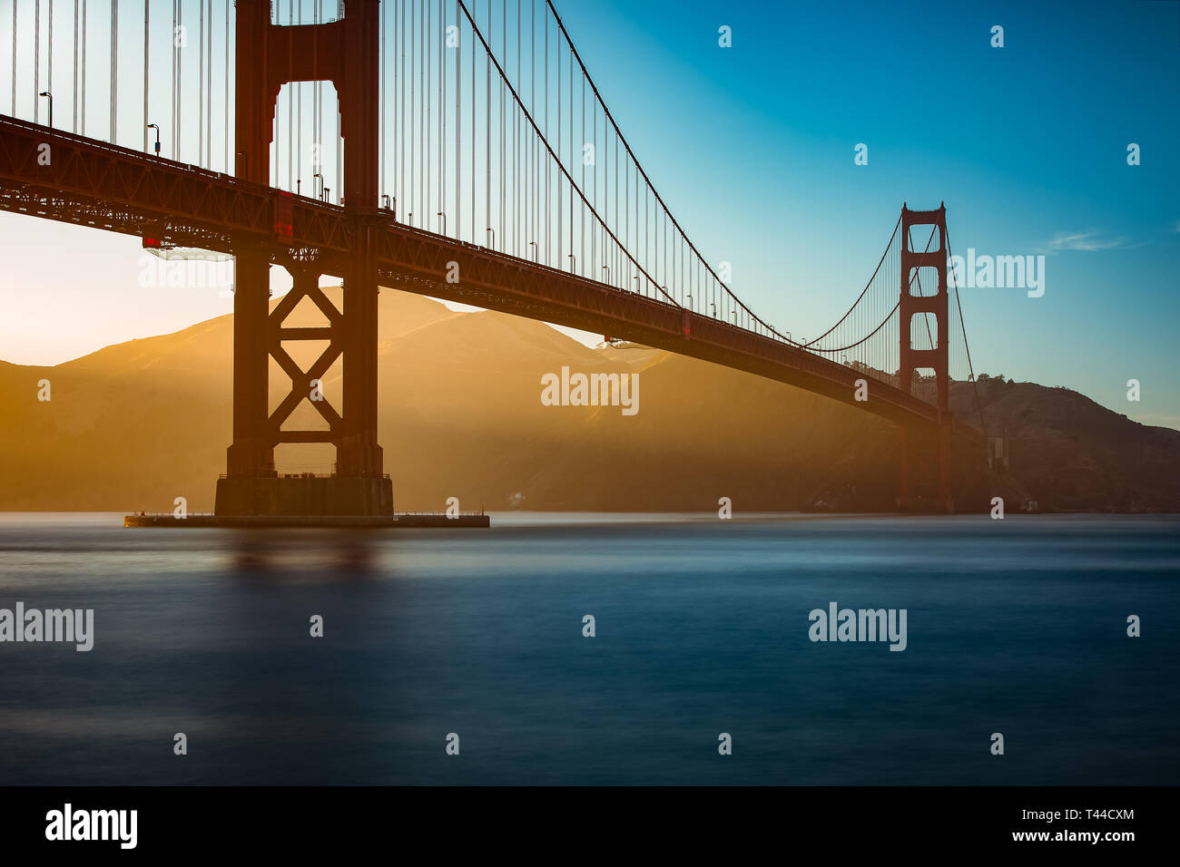 Le Golden Gate Bridge se trouve à l'epic n'importe quelle heure du jour ou de la nuit on la voit. Banque D'Images