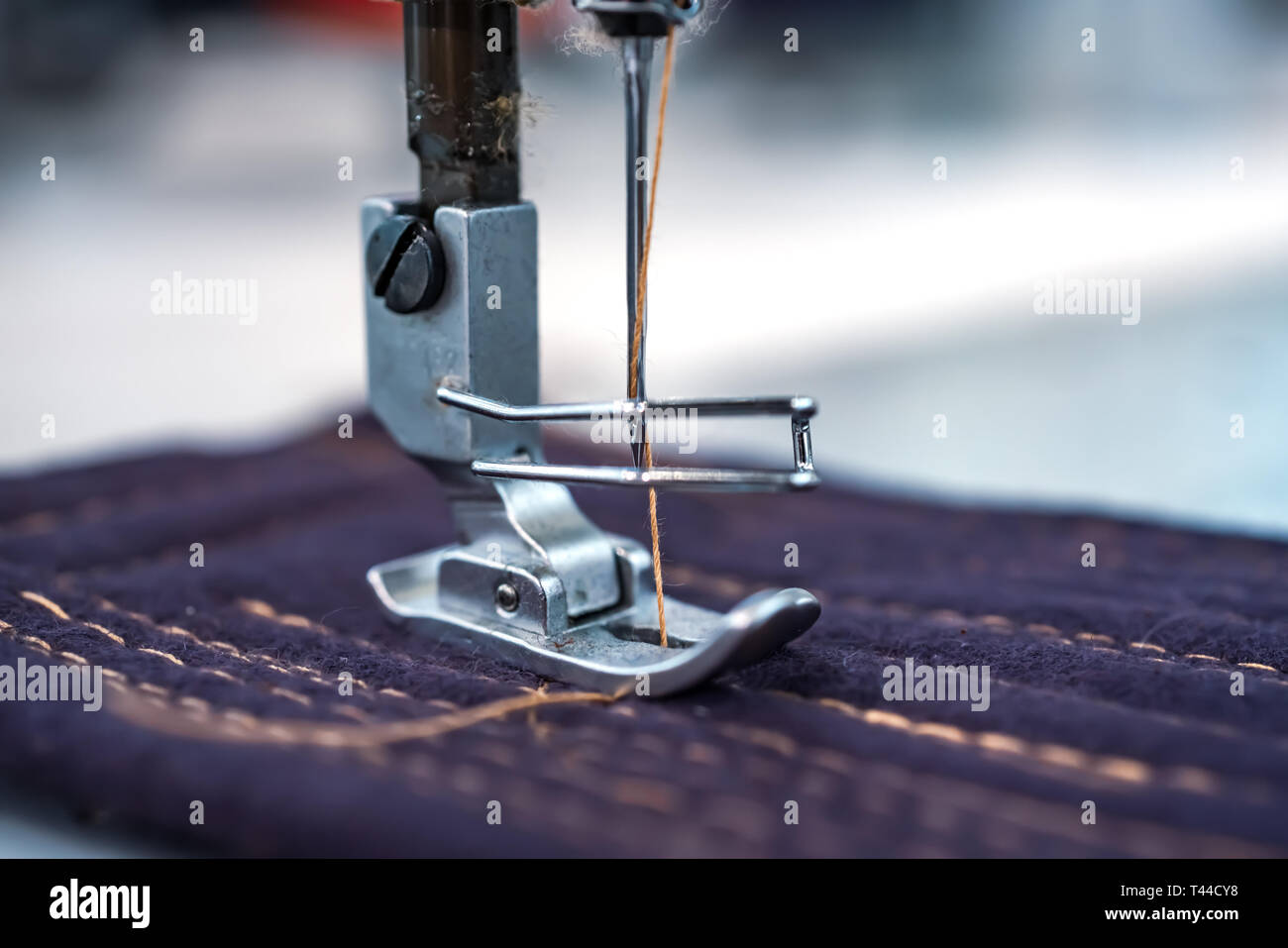 Machine à coudre professionnelle close-up. L'industrie textile moderne. Banque D'Images