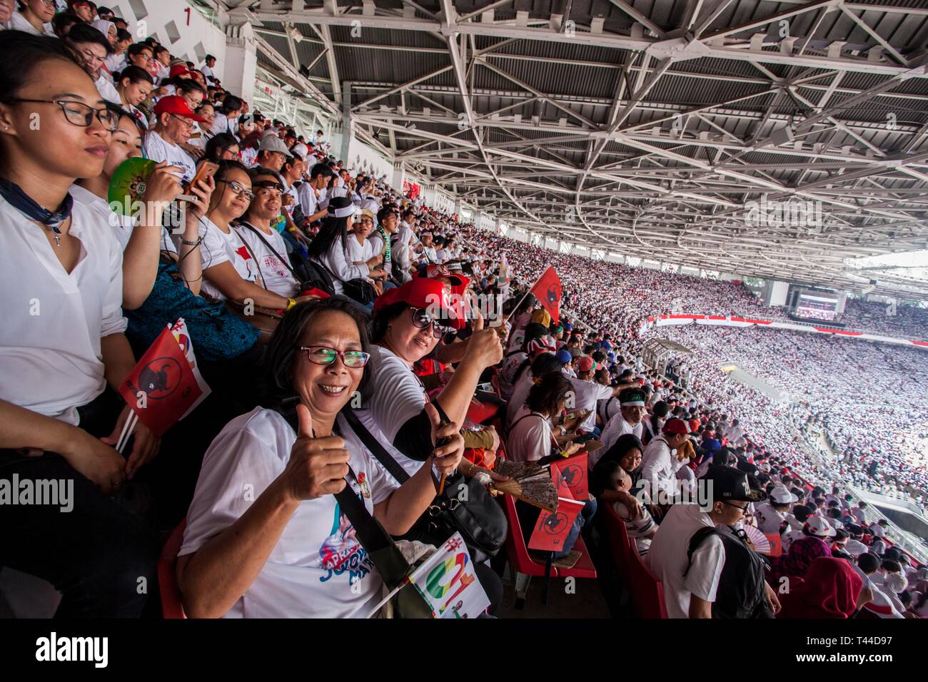 Partisans vu acclamer pendant le rallye. Rallye de campagne du Président sortant, Joko Widodo au stade Bung from (GBK) Stade, Jakarta, Indonésie. L'Indonésie se prépare à tenir des élections présidentielles le 17 avril qui opposera le président sortant, Indonésien Joko Widodo contre l'ancien général Prabowo Subianto (Agoes Rudianto SOPA/Images). Banque D'Images