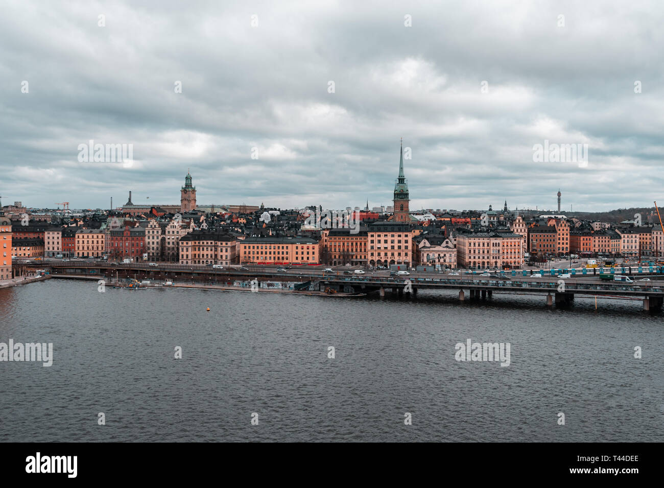 Editorial 03.26.2019 Suède Stockholm vue classique des villes de bâtiments anciens à partir de 1600 et le pont avec le métro et les voitures Banque D'Images
