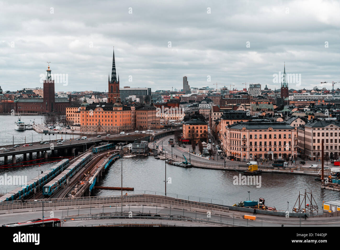 Editorial 03.26.2019 Suède Stockholm Vue des ponts de Riddarholmen et le centre ville depuis Slussen trafic sur les rues Banque D'Images