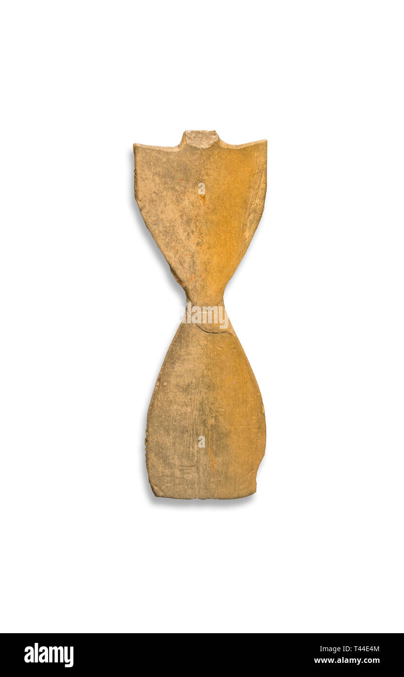 Huelva, Espagne - 7 juillet 2018 : l'Ardoise idole cruciforme appartiennent à période chalcolithique à Huelva Archaelogical Museum. Isolé Banque D'Images