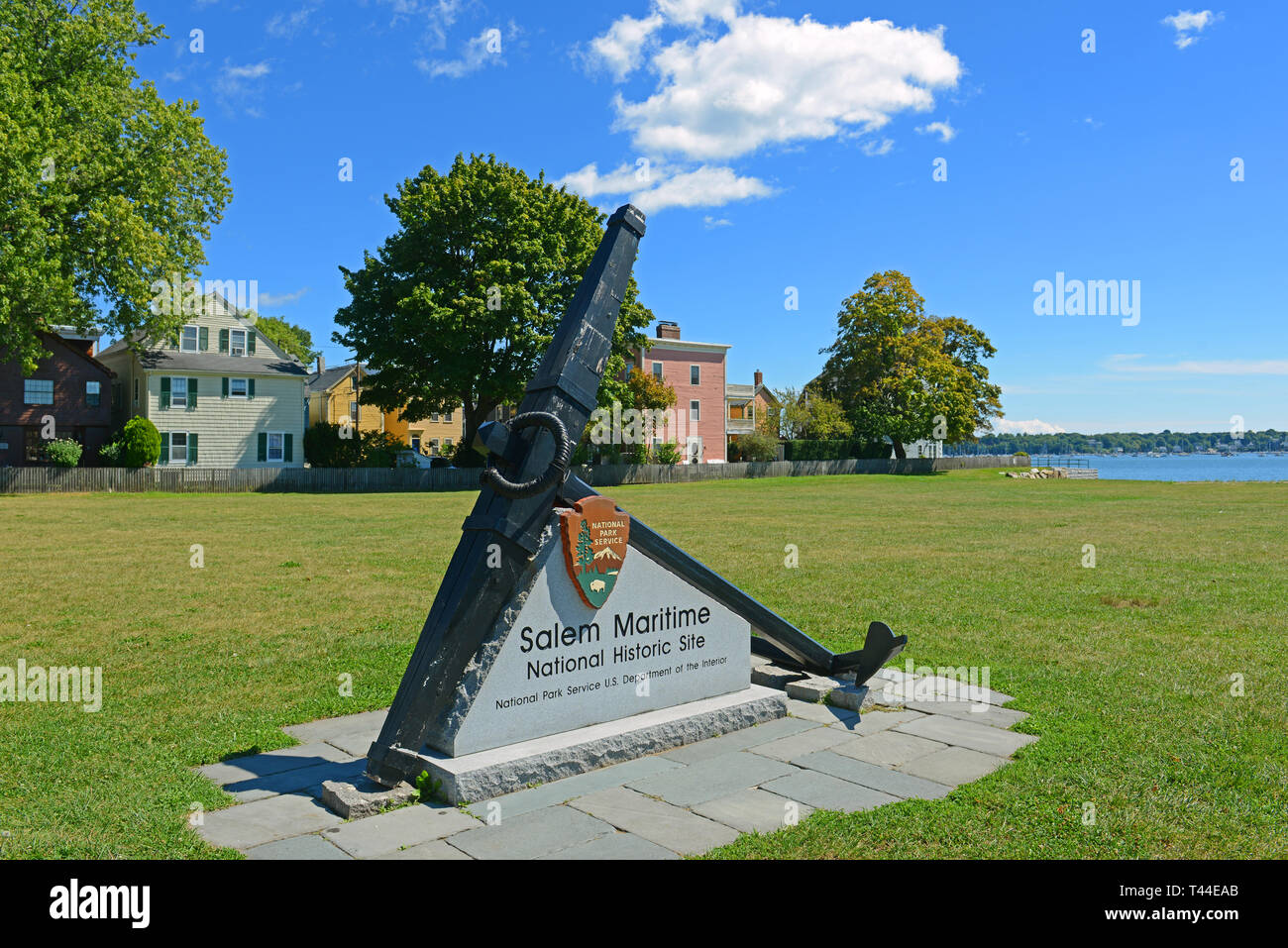 Lieu Historique National Maritime de Salem (NHS) l'entrée avec des répliques de l'ancre à Salem, Massachusetts, USA. Banque D'Images