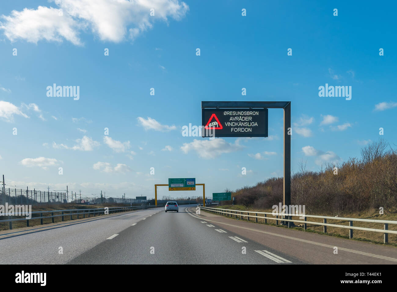 Un panneau routier sur une route indiquant le vent fort en langue suédoise Banque D'Images