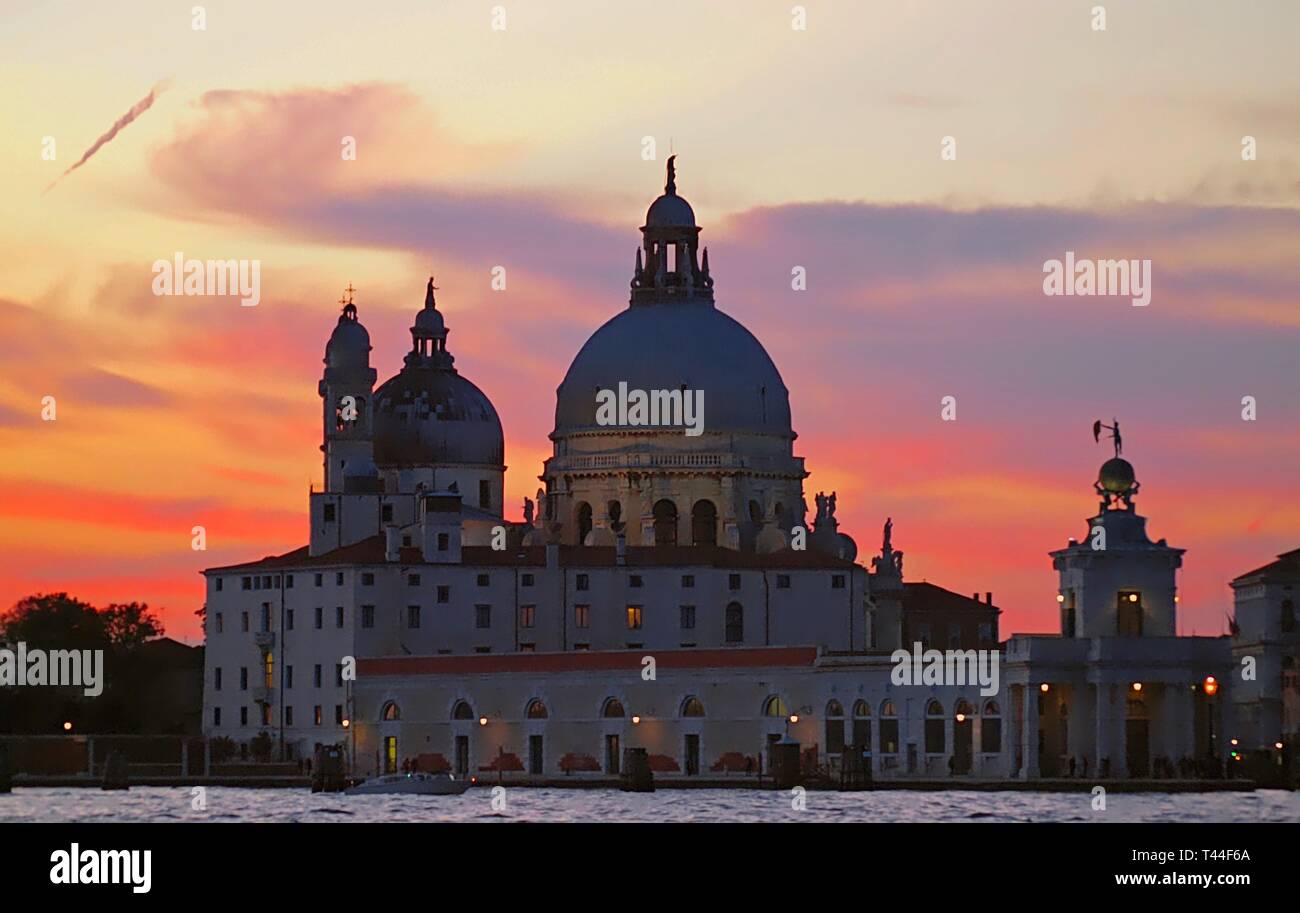 Cathédrale Santa Maria della Salute à Venise au coucher du soleil Banque D'Images
