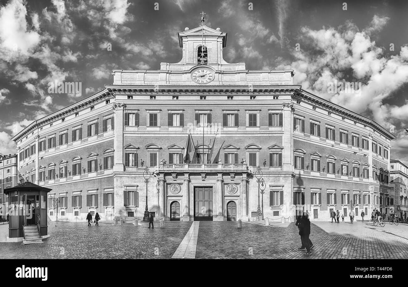 ROME - Le 18 novembre : façade du Palazzo Montecitorio, bâtiment emblématique dans le centre de Rome, Italie, le 18 novembre 2018. C'est le siège de la Chambre italienne o Banque D'Images