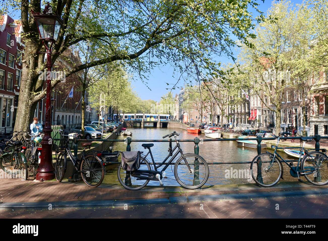 Amsterdam, Pays-Bas - Avril 2019 : Voitures garée sur un pont-canal. Banque D'Images