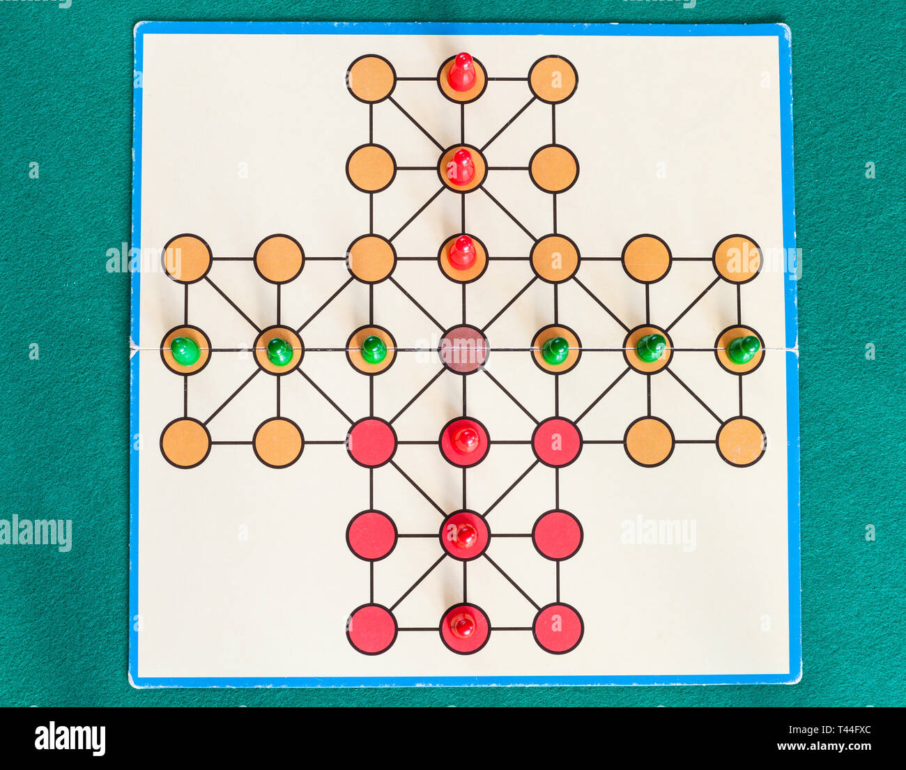 Vue de dessus de la jeu solitaire sur feutrine verte table. La première mention du peg solitaire jeu peut être identifié en France en 1697 Banque D'Images